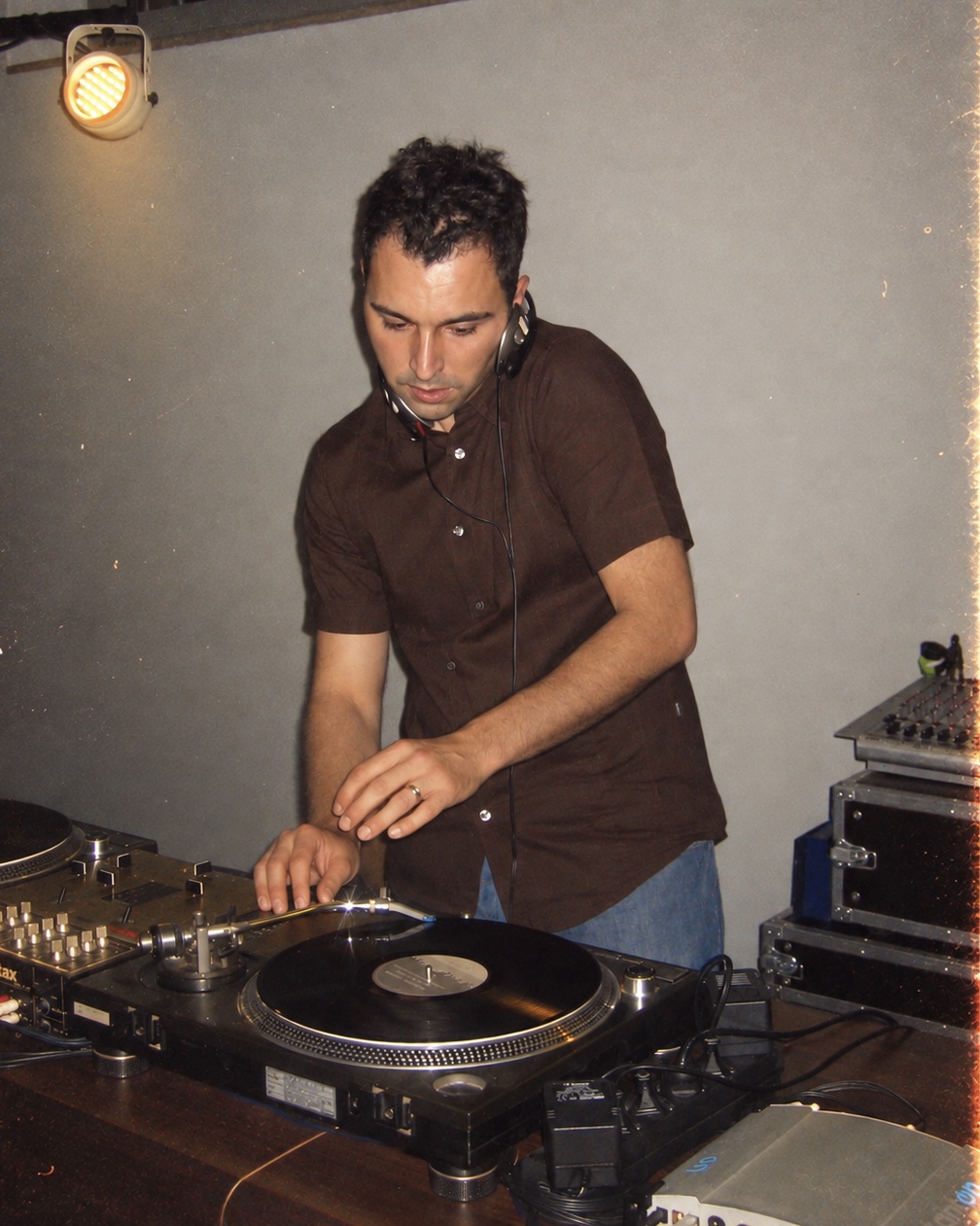 DJ Strike in jungen Jahren am Plattenspieler