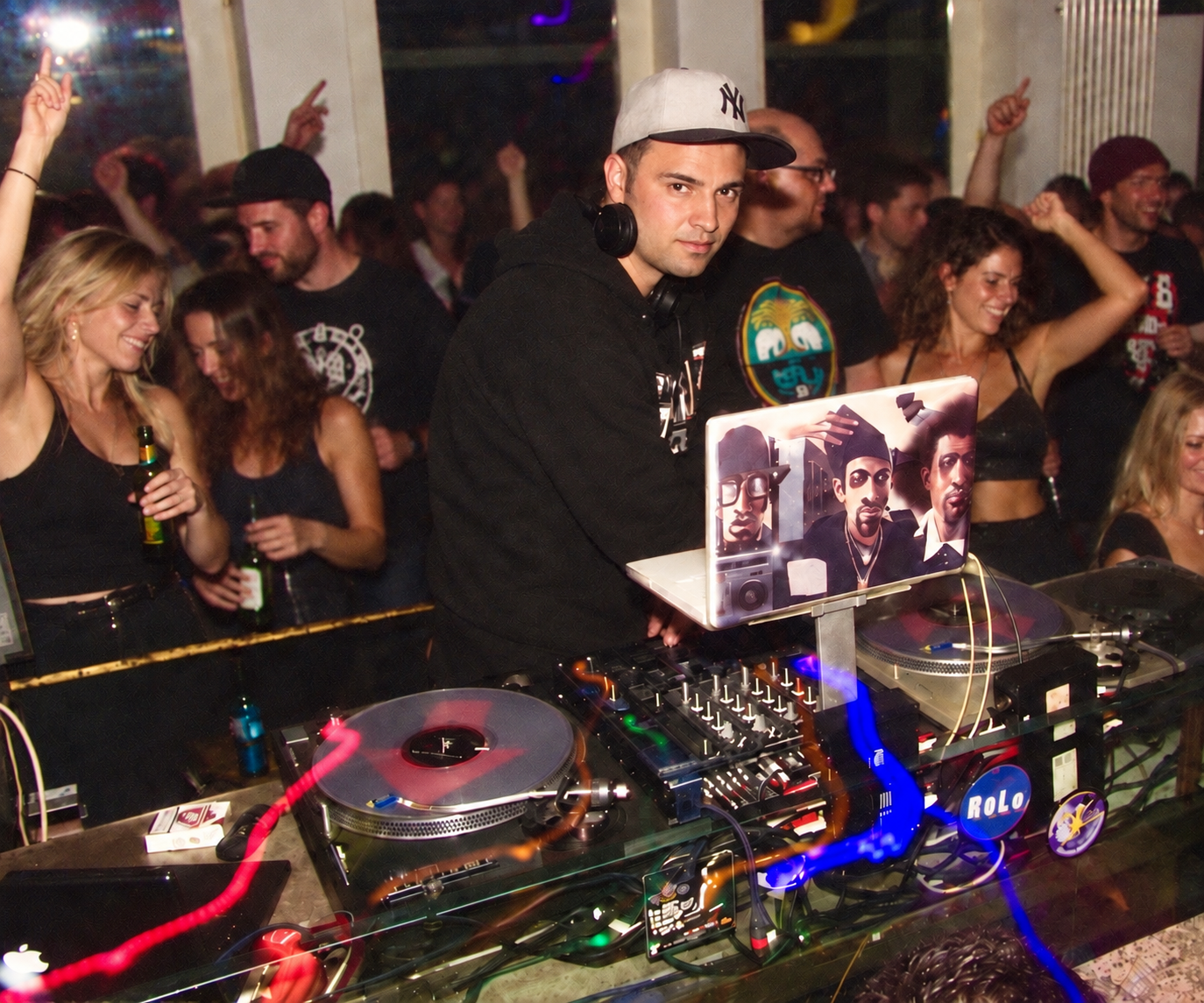 DJ Strike beim Auflegen mit Vinyl und Turntables in einem Club in Stuttgart