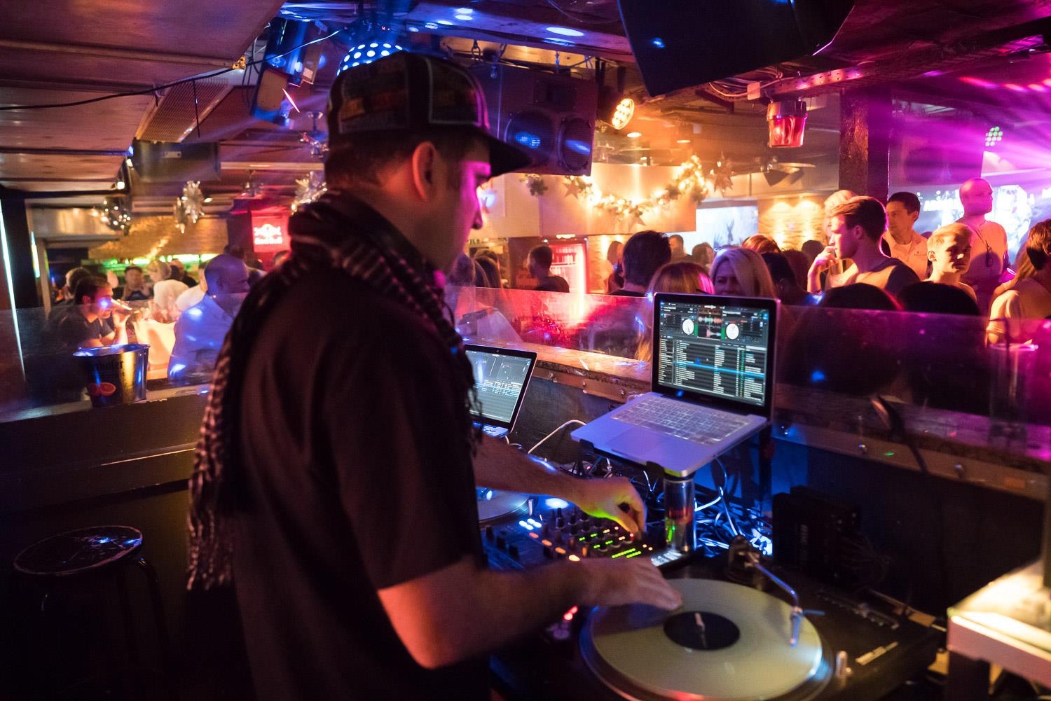 DJ Strike beim Auflegen im Club